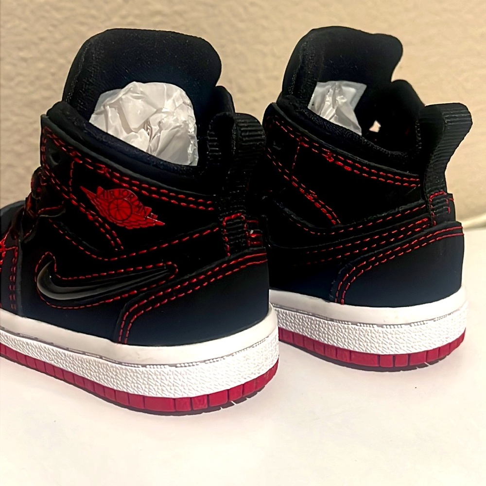 Baby’s Black/Red AirJorsan - Picture 4 of 6